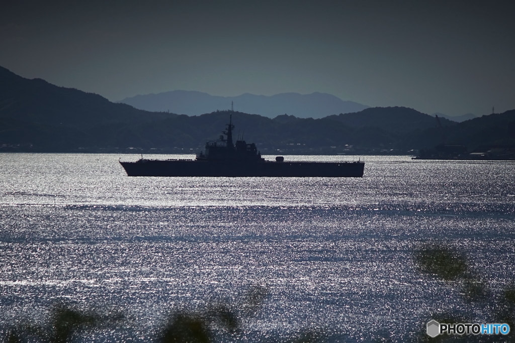 呉湾沖合に停泊中の輸送艦