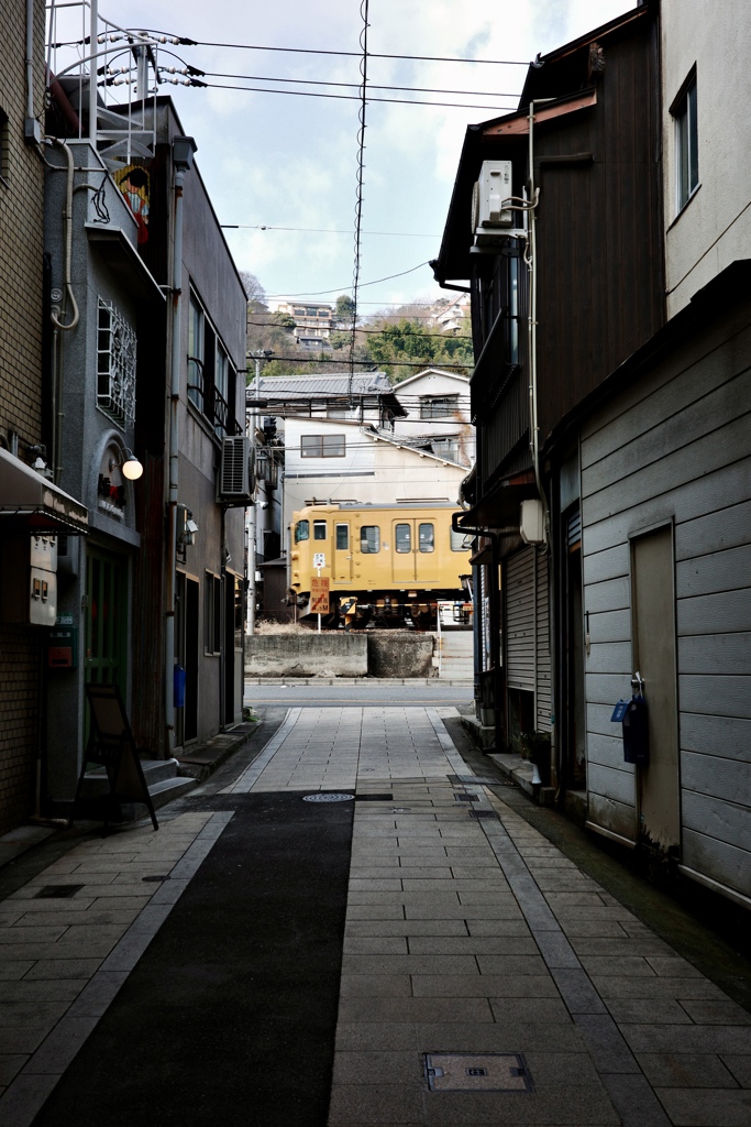 黄色い電車が走る