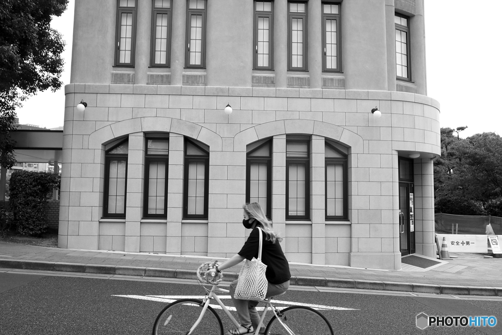 クロスバイクに乗る女性