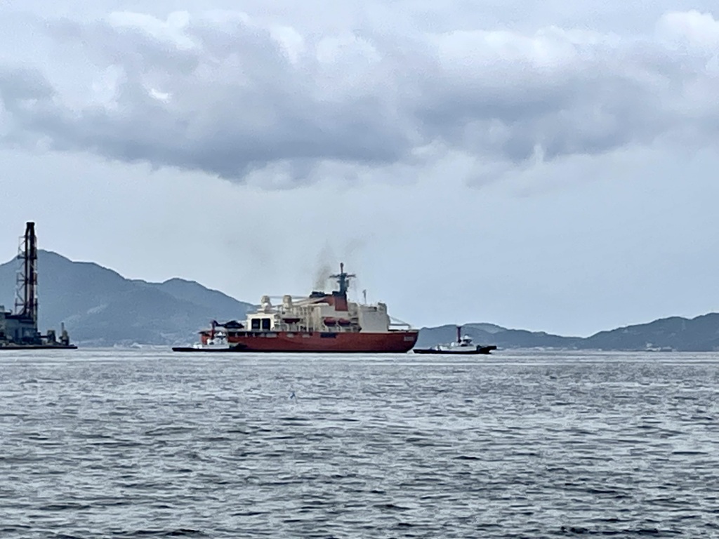 呉港を出港する南極観測船しらせ　5003