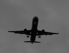瀬長島から飛行機モノクロ