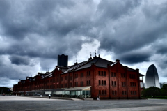 曇り空の赤レンガ倉庫