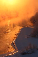 朝陽の川霧