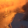 朝陽の川霧
