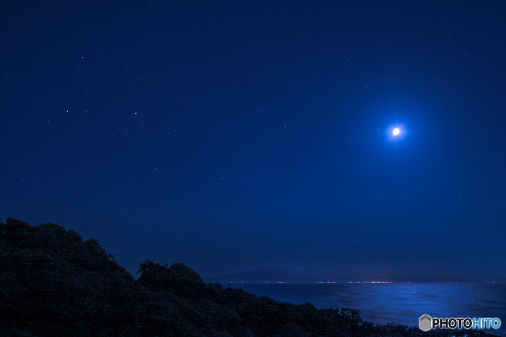 月明かり青い岬