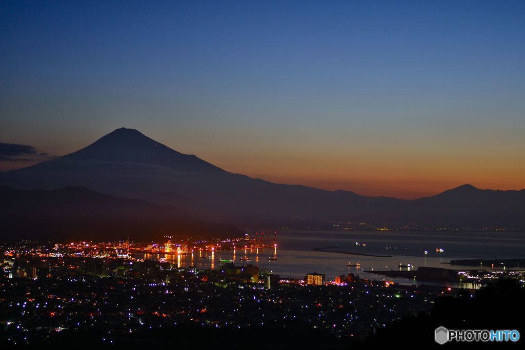 この夏、夜明けと宝石と・・・