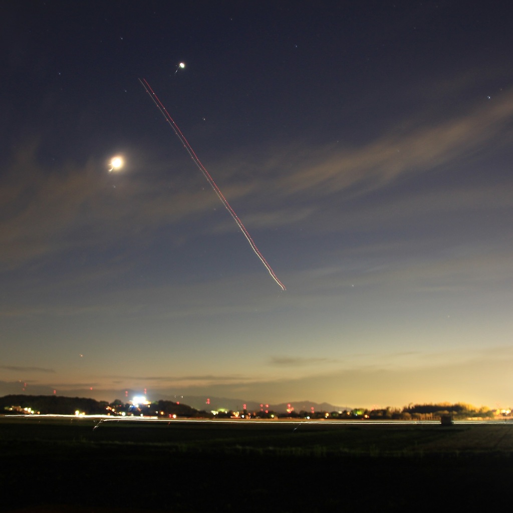 月と星座と飛行機が