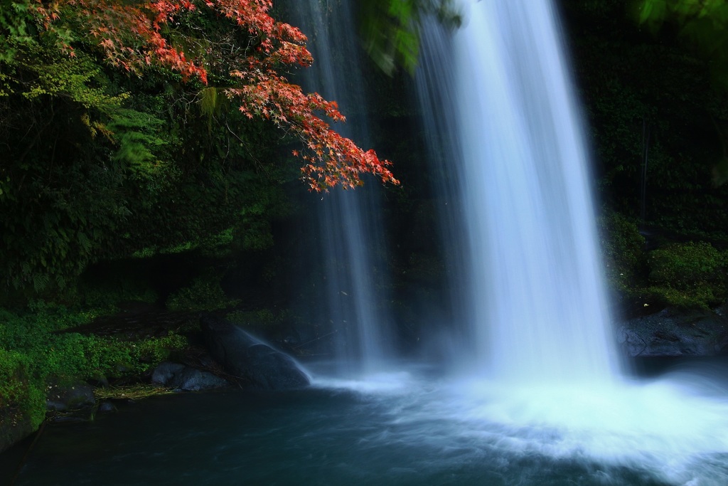 滝と紅葉