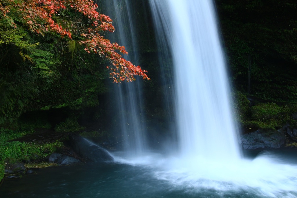 滝のある風景