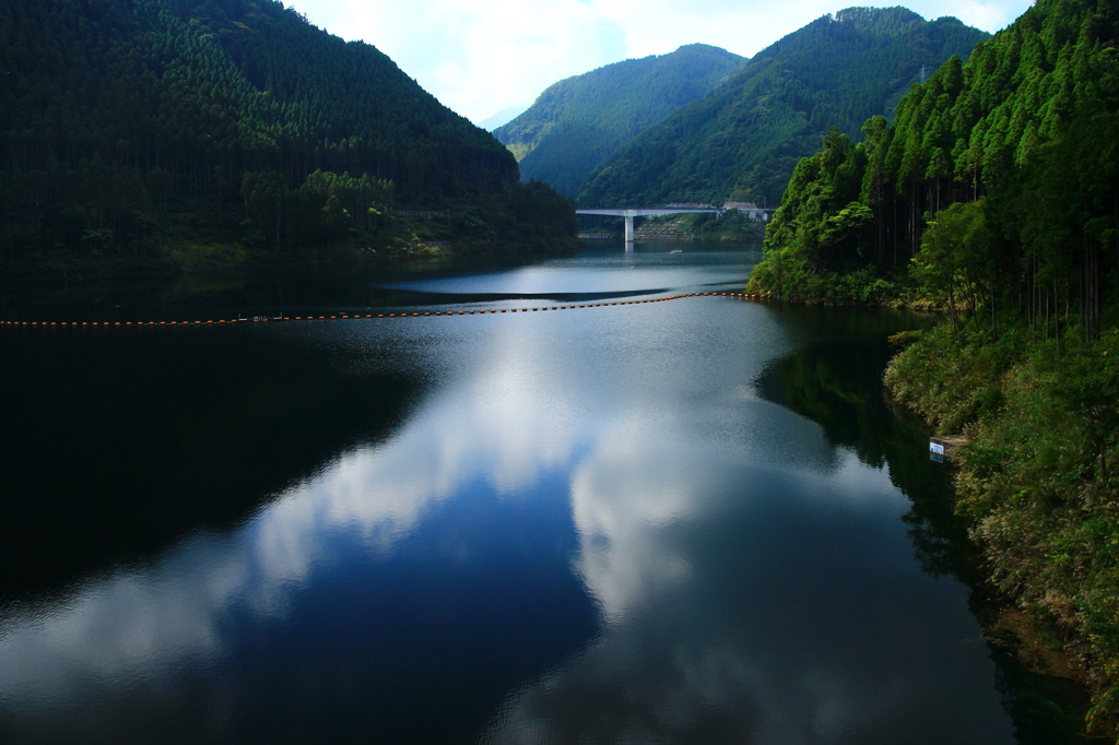 静寂な湖面