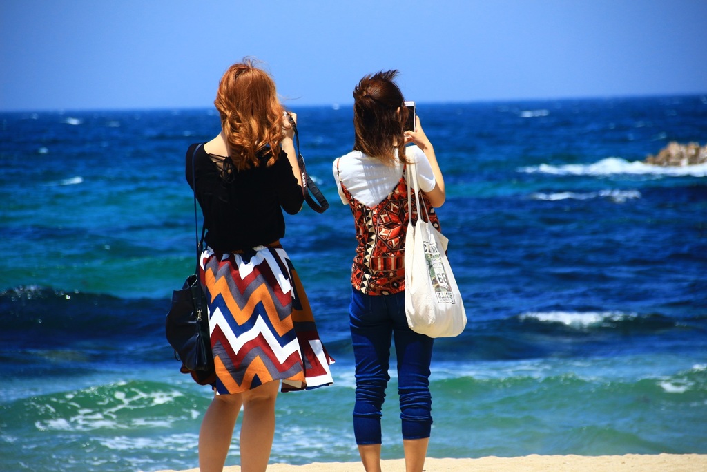 海を見つめる二人の女性