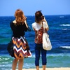 海を見つめる二人の女性