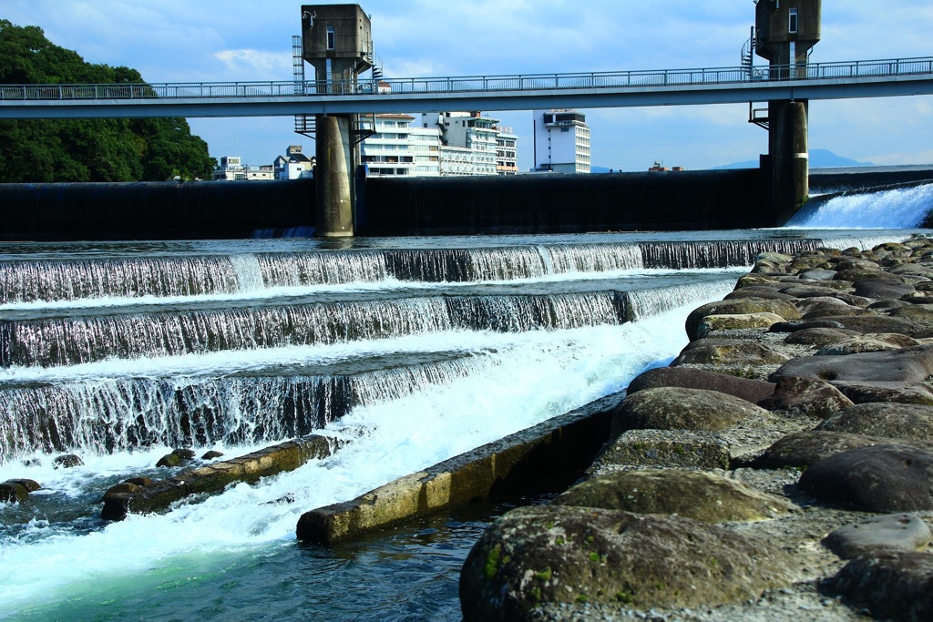 堰のある風景