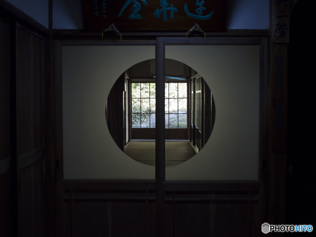うすぐらいへや