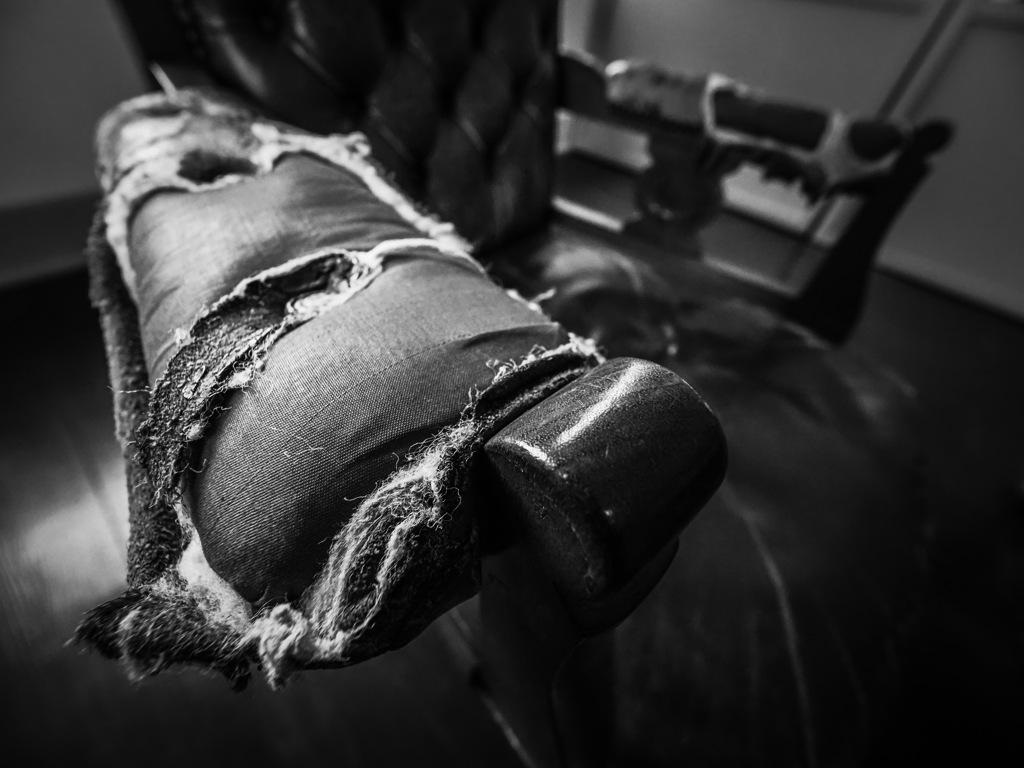 朽ちていく椅子