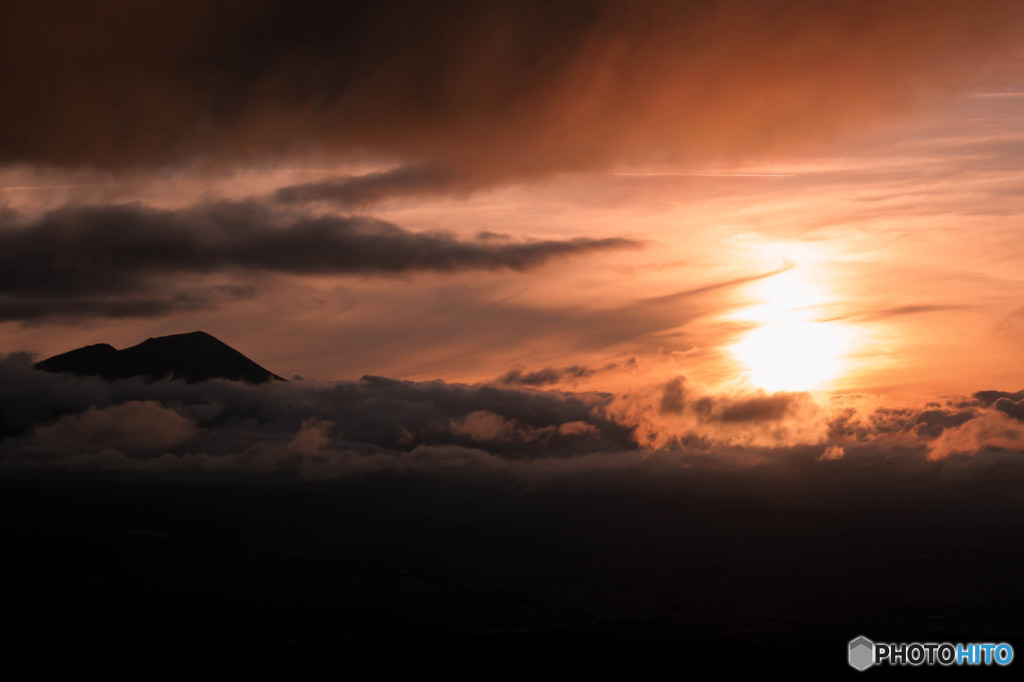 お山と夕日