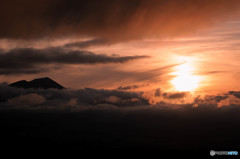 お山と夕日