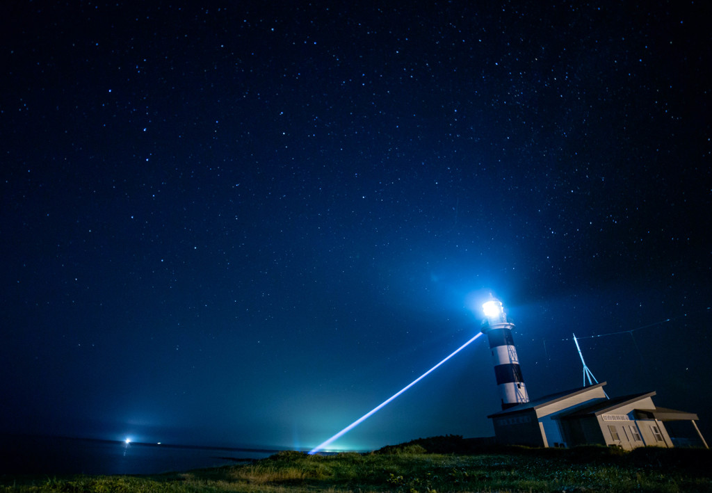 灯台と星空