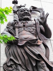 門番の右側