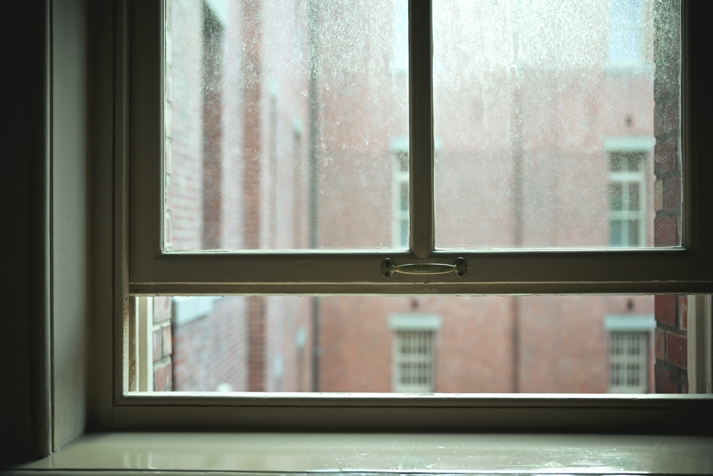 汚れた窓