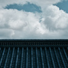 空と瓦屋根