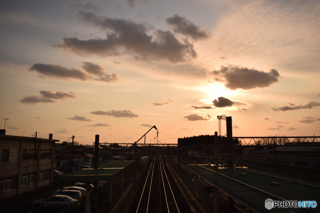 線路と夕陽と