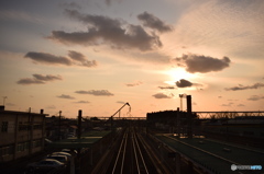 線路と夕陽と