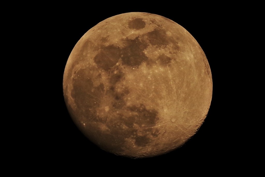 今日２０時の月