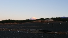 初日の出に照らされる富士山