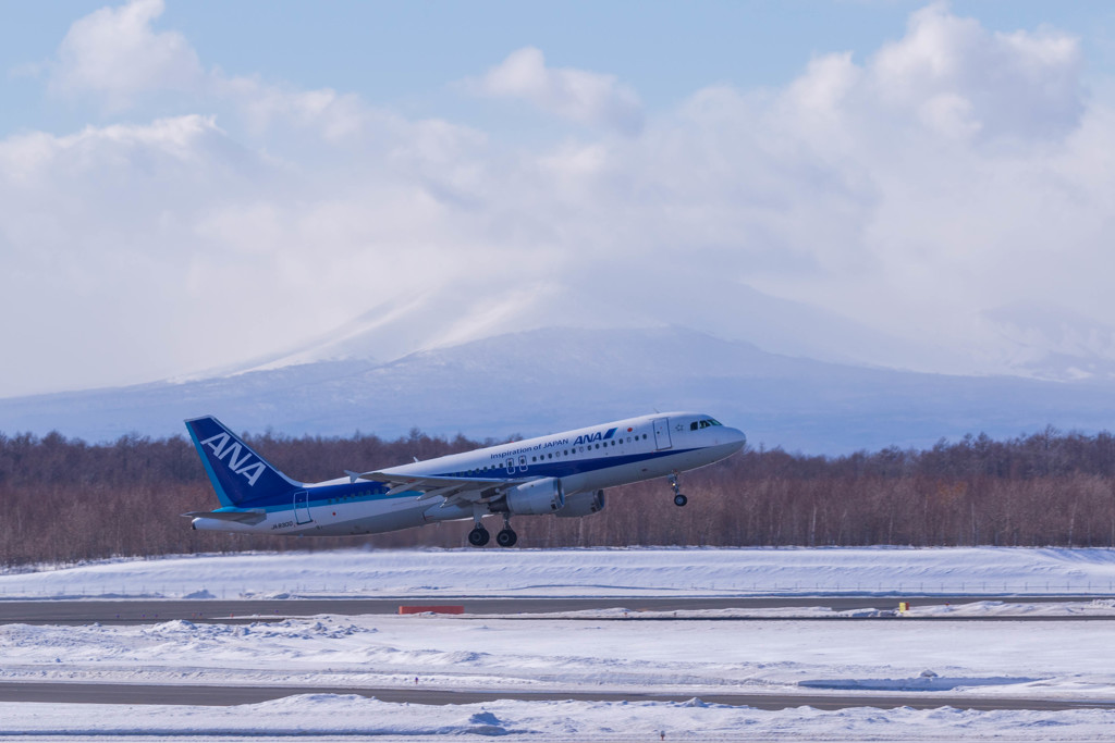雪の樽前山をバックにTake Off !!