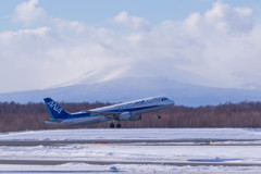 雪の樽前山をバックにTake Off !!