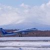 雪の樽前山をバックにTake Off !!