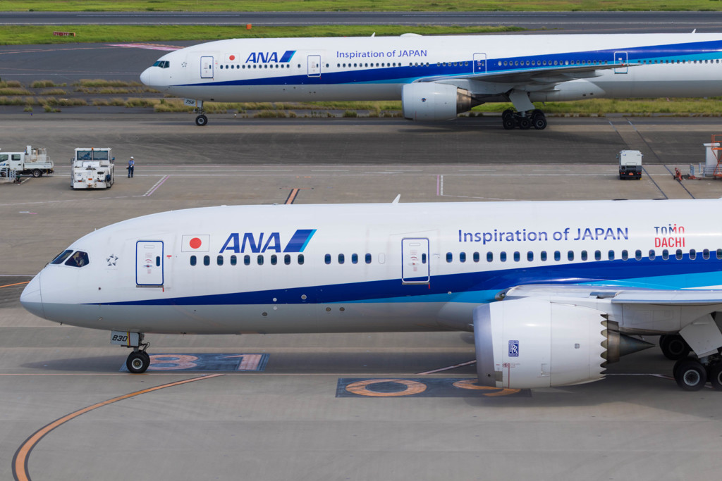787 VS 777
