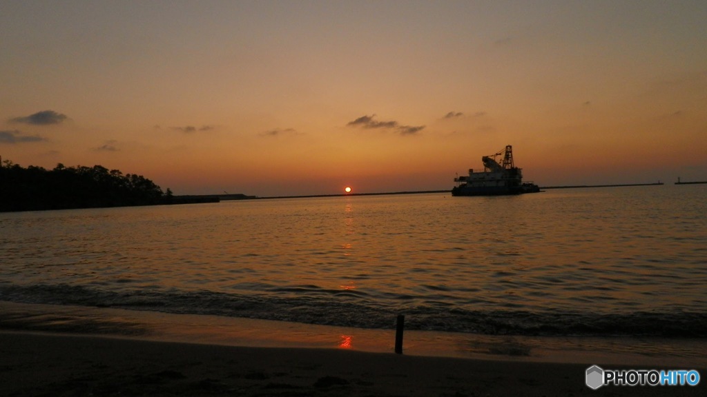 夕暮れと浚渫船