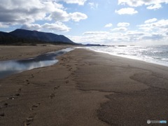 三里浜に流れ込む川