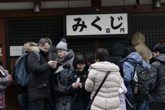 DSC03073 外国人もおみくじ