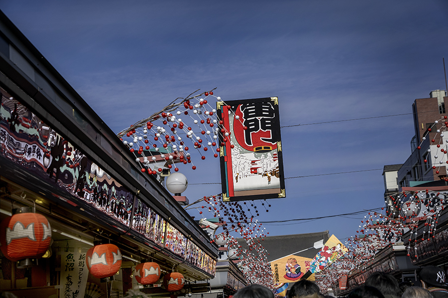 DSC09928 雷門をくぐってそぞろに歩く