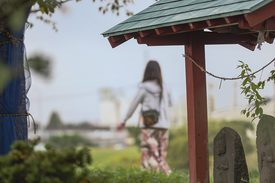 DSC04490  馬頭観音と土手を行く旅人