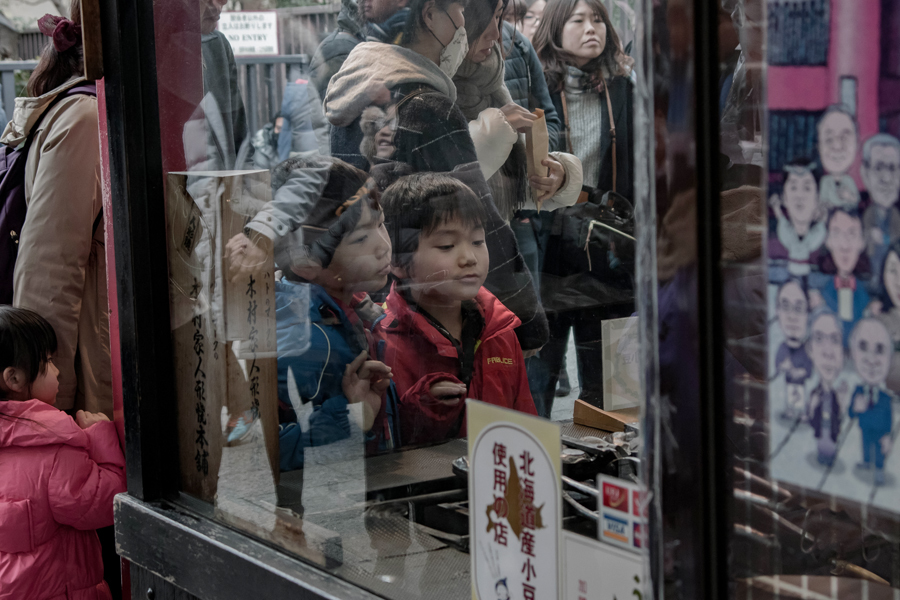 DSC03116. 人形焼 を見る少年　jpg