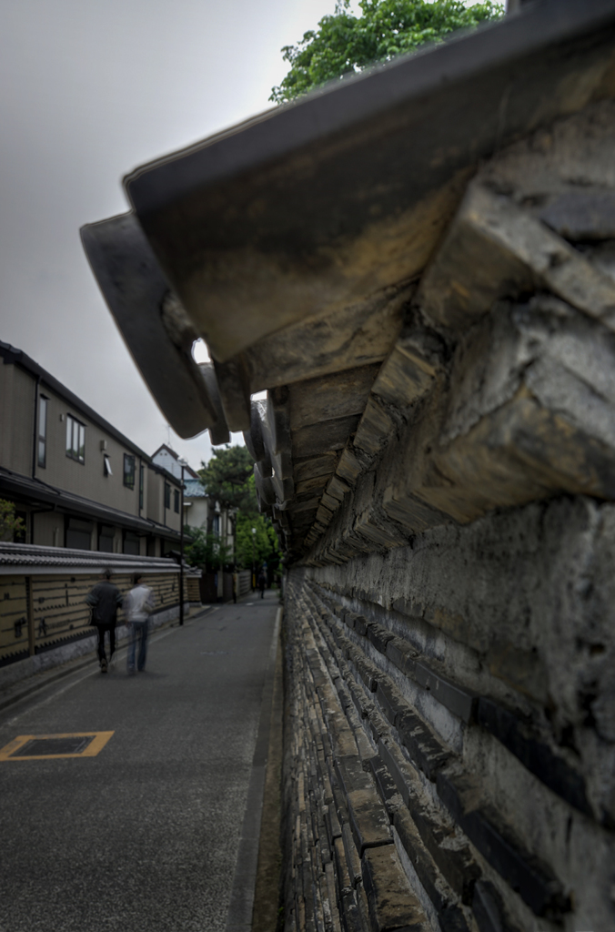 静かな瓦土塀の道.