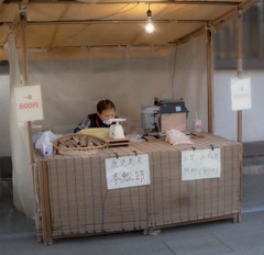 DSC00065. 鰹節売り