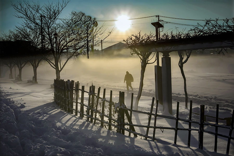 DSC01900 雪晴れを行く人