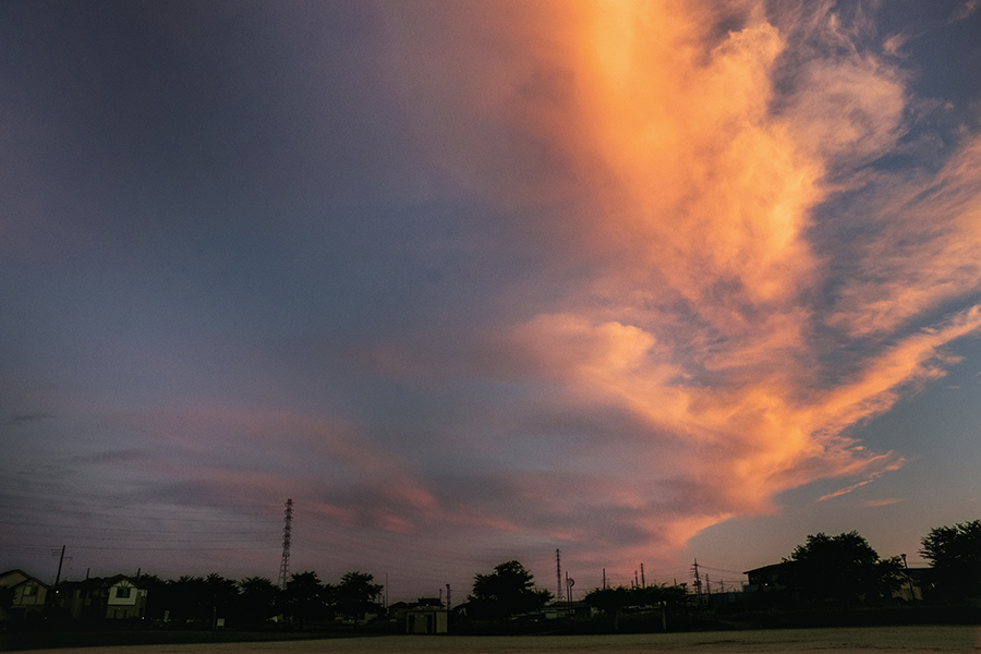 DSC00517. 夜明けの高く伸びた雲