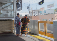 DSC02759. 電車を待つ関取衆