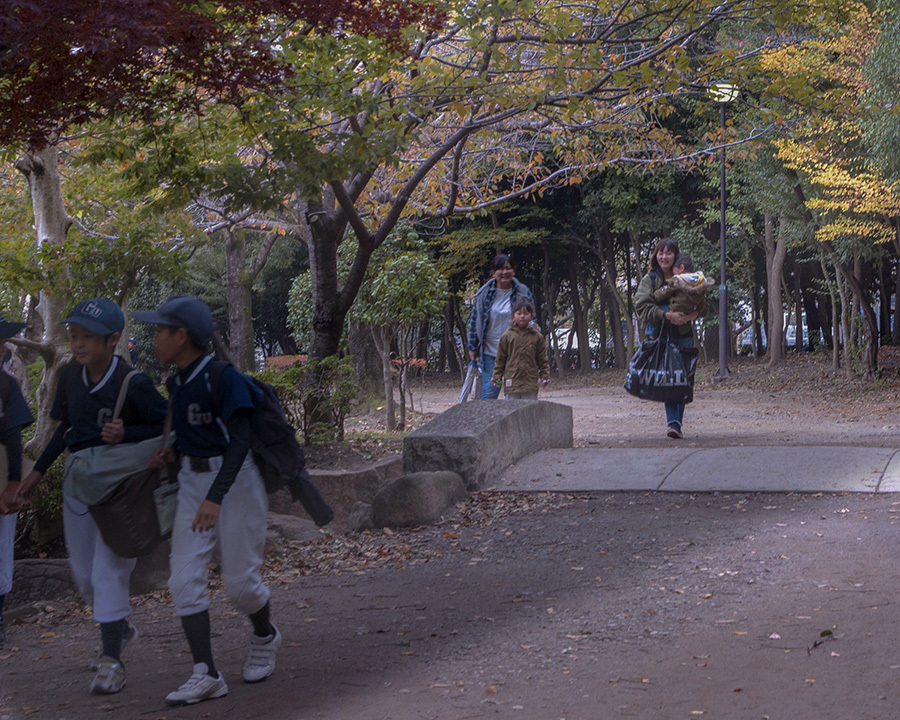 DSC09796. 野球少年と見守る若いお母さん.