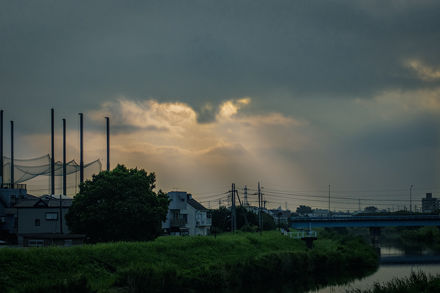 DSC00091. 夜明けの雲れ陽(くもれび)
