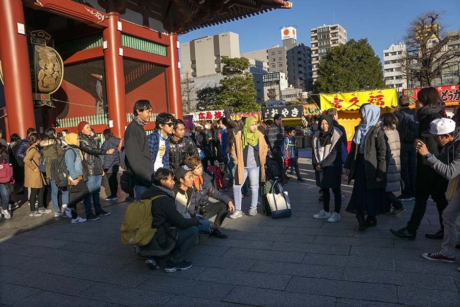 DSC05183  今は昔？ こんなに浅草に来てくれていた。