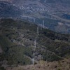 DSC00883 山を越す送電線 