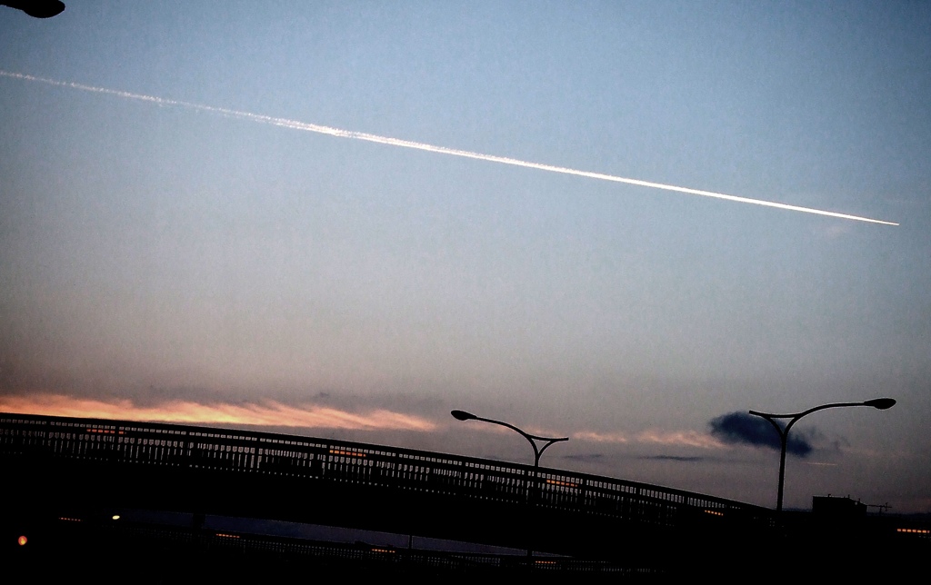 夕暮れの飛行機雲