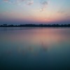 誰もいない湖の朝